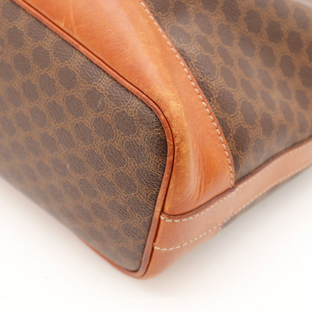 Détail coin inférieur droit sac seau Celine Macadam usure cuir cognac — AMANA Vintage