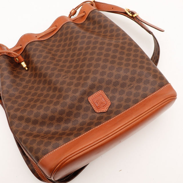 Détail toile Macadam Celine et médaillon cuir cognac embossé — AMANA Vintage