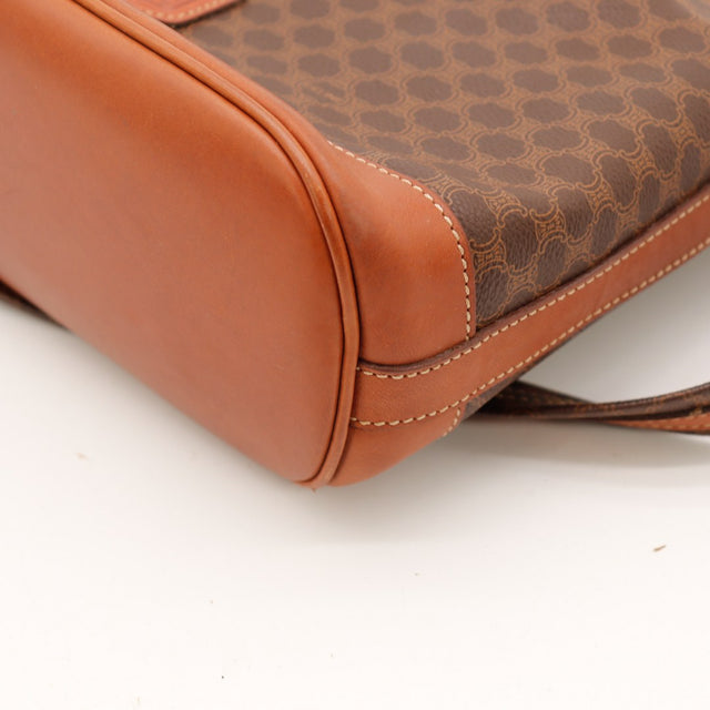 Détail coin inférieur Celine Seau Macadam cuir cognac — AMANA Vintage