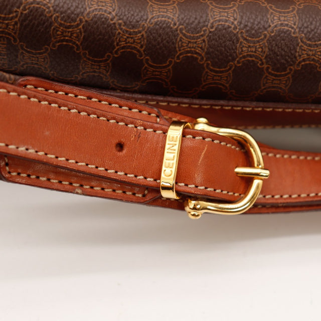 Détail bandoulière Celine Macadam boucle dorée estampillée traces de contact sur le cuir — AMANA Vintage