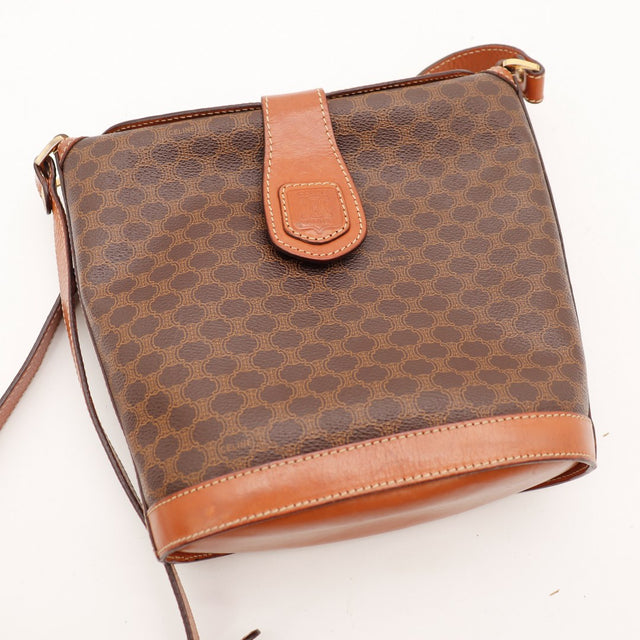 Détail languette cuir Celine Paris avec griffes embossées sac Macadam — AMANA Vintage