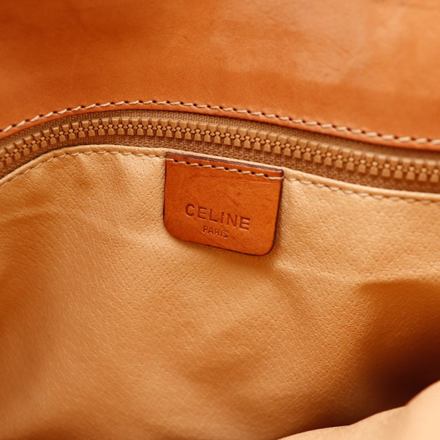 Détail coin inférieur gauche sac Seau Celine Macadam cuir cognac — AMANA Vintage