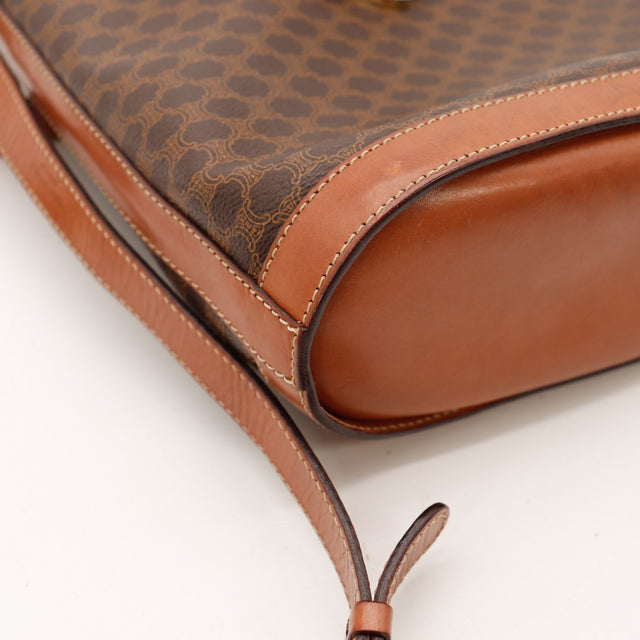 Détail coin inférieur droit sac Seau Celine Macadam toile et cuir — AMANA Vintage