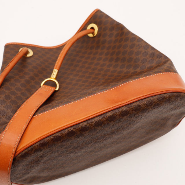 Détail coin inférieur sac seau Céline Macadam cuir cognac légers frottements — AMANA Vintage