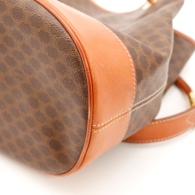 Détail coin bas sac seau Céline Macadam cuir cognac vue rapprochée — AMANA Vintage