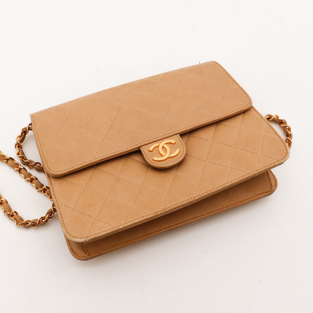Chanel Classic Flap beige vue posée fermoir CC logo detail — AMANA Vintage