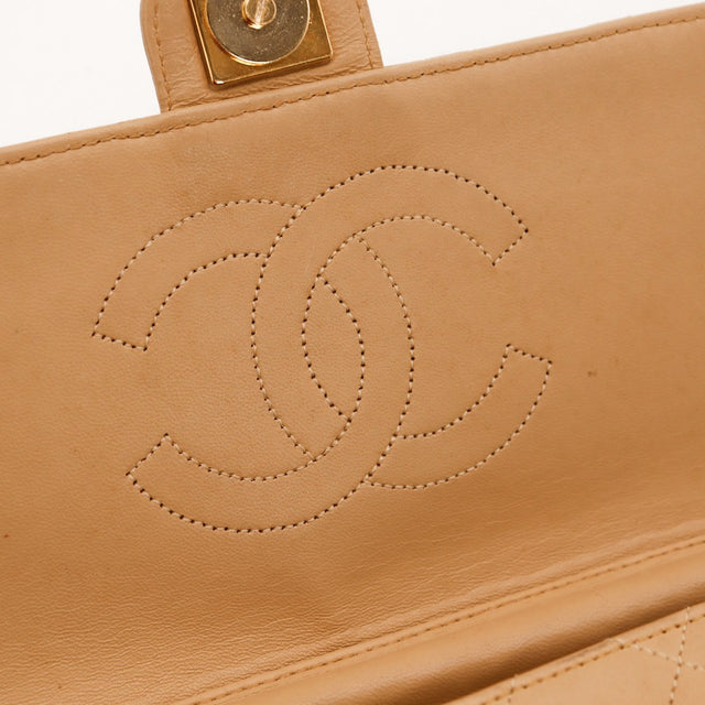 Detail logo CC cousu intérieur rabat Chanel Classic Flap beige — AMANA Vintage