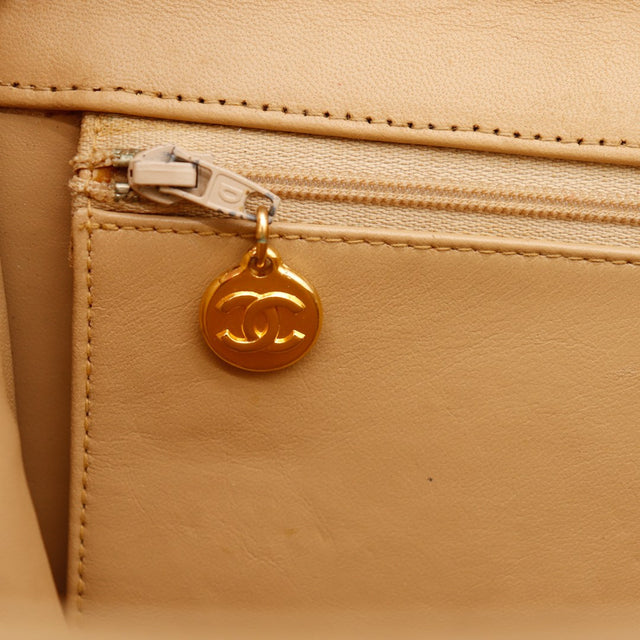 Detail intérieur zip tirette dorée Chanel Classic Flap beige vintage — AMANA Vintage