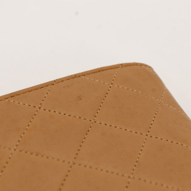 Detail coin inférieur gauche usure cuir Chanel Classic Flap beige — AMANA Vintage