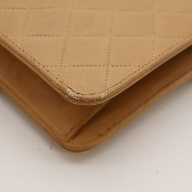 Detail coin inférieur droit usure écaillage cuir Chanel Classic Flap beige — AMANA Vintage