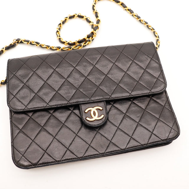 Détail fermoir CC doré Chanel Timeless One Flap cuir agneau noir — AMANA Vintage