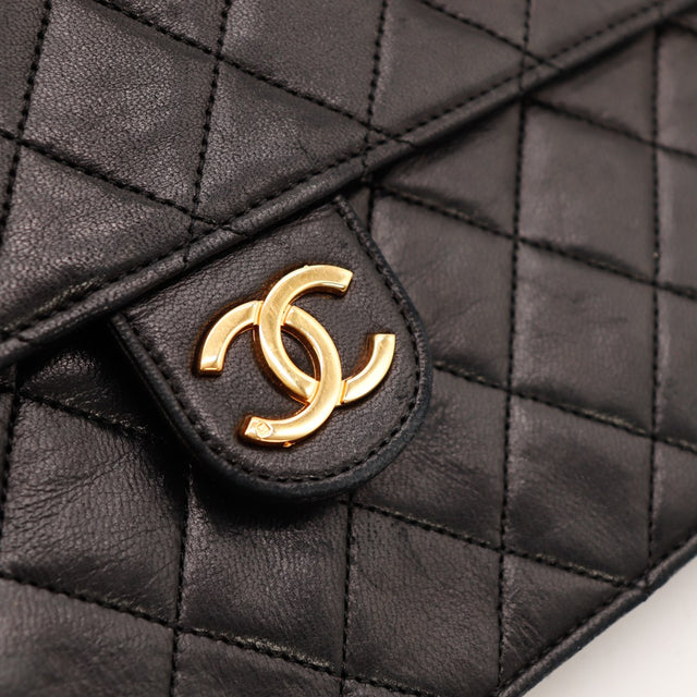 Détail fermoir intérieur Chanel Timeless One Flap noir — AMANA Vintage