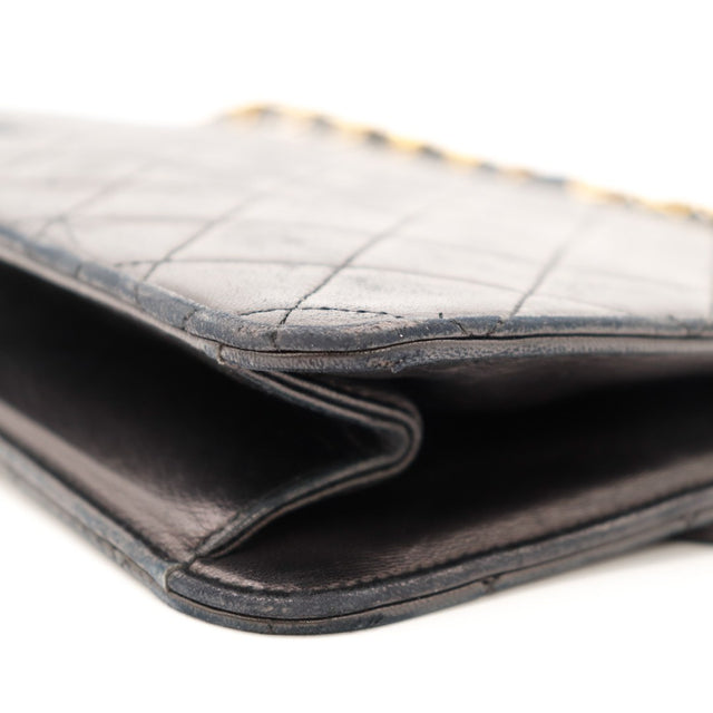 Vue macro cuir matelassé Chanel Timeless One Flap noir occasion authentique — AMANA Vintage