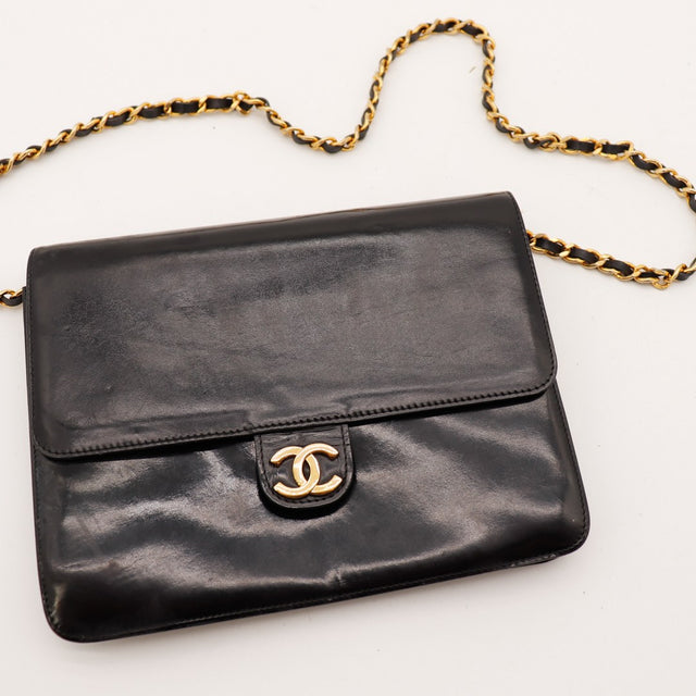 Détail face avant sac Chanel Timeless cuir noir posé à plat — AMANA Vintage