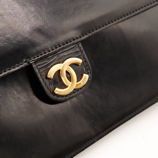 Détail fermoir CC doré sac Chanel Timeless cuir noir vintage — AMANA Vintage