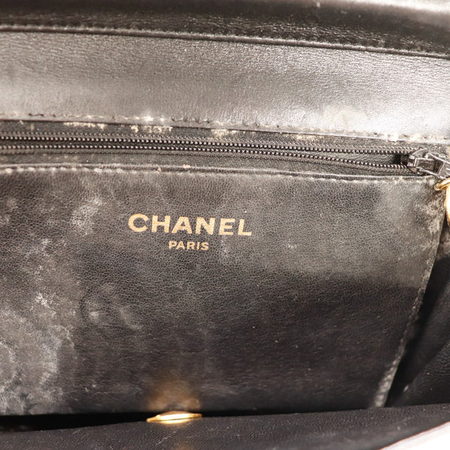 Intérieur sac Chanel Timeless doublure cuir usée traces visibles — AMANA Vintage
