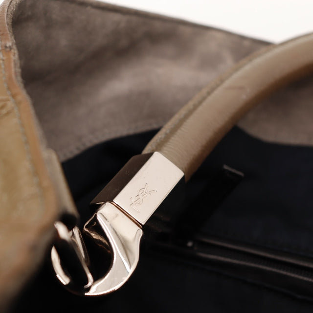 Fond du sac Yves Saint Laurent Roady cuir verni kaki occasion authentique — AMANA Vintage