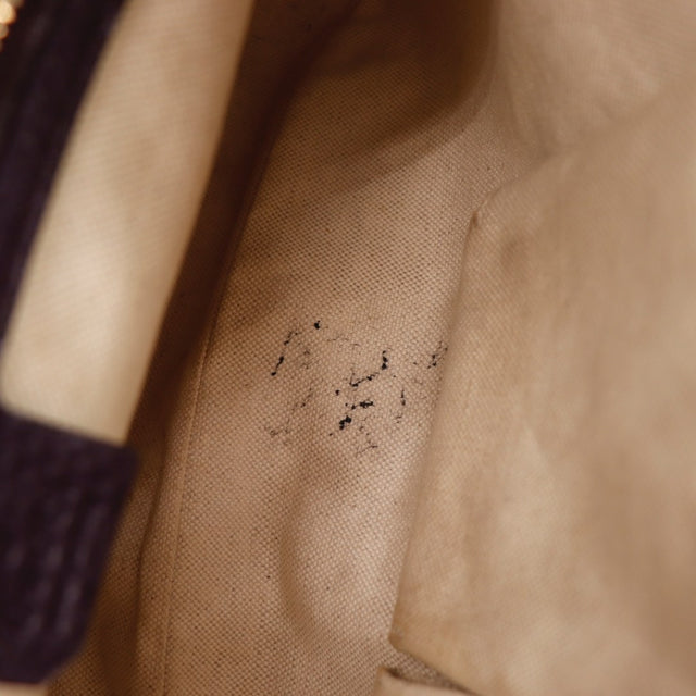 Détail cuir prune patine Gucci Jackie occasion authentique — AMANA Vintage