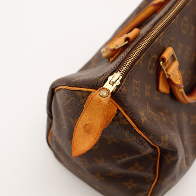 Détail tirette en cuir et zip Louis Vuitton Speedy 30 coin inférieur — AMANA Vintage