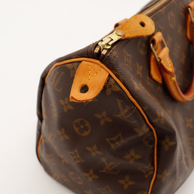 Détail coin inférieur Louis Vuitton Speedy 30 languette vachette estampillée — AMANA Vintage