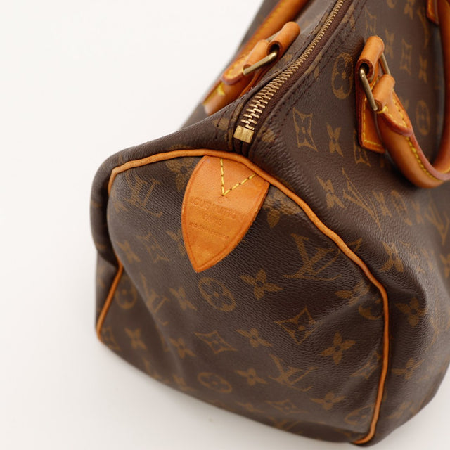 Détail coin supérieur Louis Vuitton Speedy 30 attaches vachette cuir — AMANA Vintage