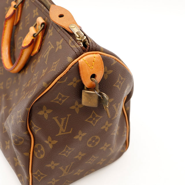 Détail cadenas Louis Vuitton Speedy 35 avec clé patinée — AMANA Vintage