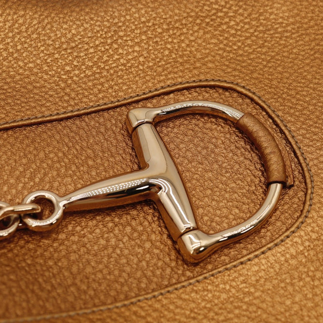Détail cuir grainé métallisé cuivre Gucci Hobo Horsebit — AMANA Vintage