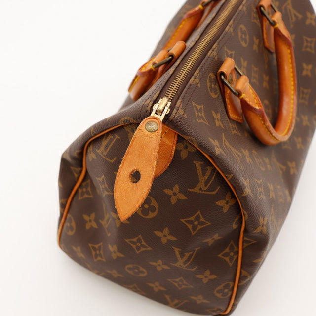 Vue trois quarts Louis Vuitton Speedy 30 anses vachette patine caramel — AMANA Vintage