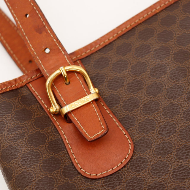 Detail boucle et anse Seau Celine Macadam cuir cognac dorure — AMANA Vintage