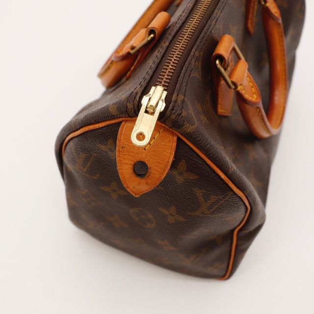 Vue de la patte latérale Louis Vuitton Speedy 25 cuir vachette occasion authentique — AMANA Vintage