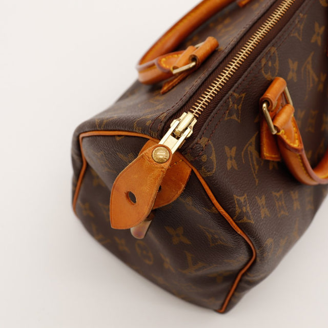 Détail cadenas Louis Vuitton Speedy 25 languette vachette patinée — AMANA Vintage