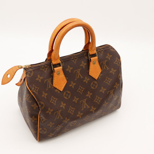 Vue trois-quarts Louis Vuitton Speedy 25 anses vachette patine caramel — AMANA Vintage