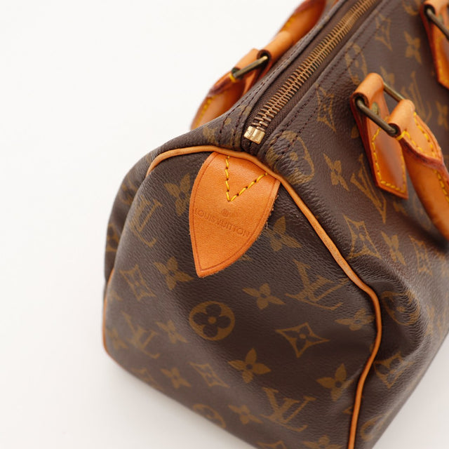 Détail attache anse Louis Vuitton Speedy 25 tab vachette estampillé Louis Vuitton — AMANA Vintage