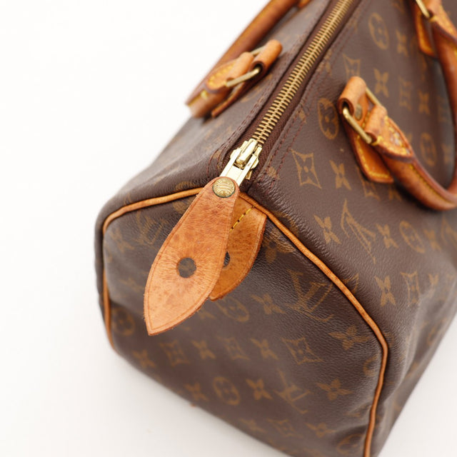 Détail tirette cadenas cuir vachette Louis Vuitton Speedy 30 patine caramel — AMANA Vintage
