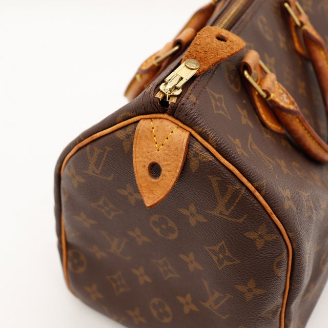 Détail coin inférieur Louis Vuitton Speedy 30 languette vachette usure légère — AMANA Vintage