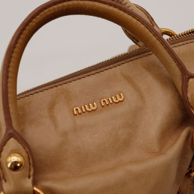 Detail logo Miu Miu dore sur cuir vitello taupe — AMANA Vintage