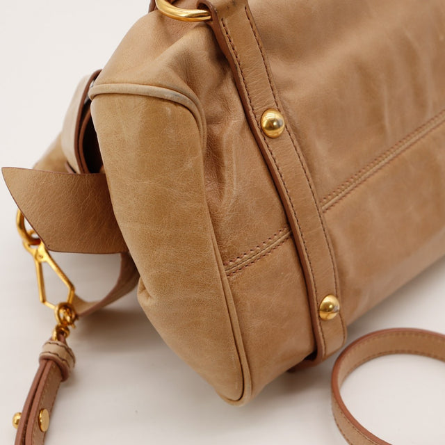 Detail coin inferieur sac Miu Miu Vitello Bow usure cuir — AMANA Vintage