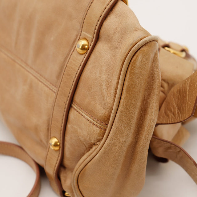 Detail coin inferieur droit sac Miu Miu Vitello Bow cuir beige — AMANA Vintage