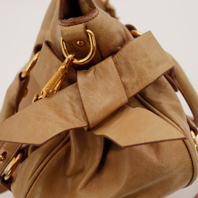 Detail noeud cuir et anneau dore sac Miu Miu Vitello Bow — AMANA Vintage