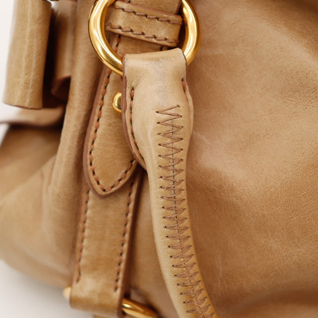 Detail anse et connecteur cuir cousu sac Miu Miu Vitello Bow — AMANA Vintage