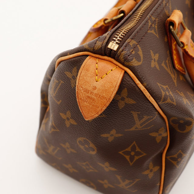 Détail languette vachette estampillée Louis Vuitton Speedy 25 — AMANA Vintage
