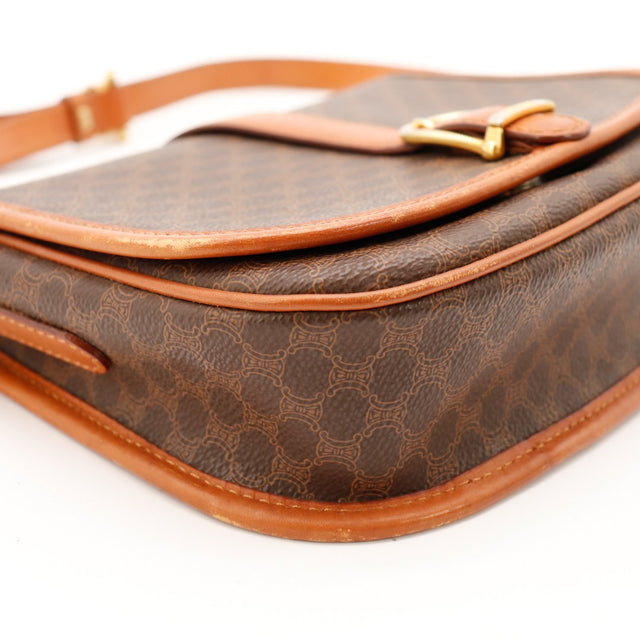 Detail coin inferieur sac Celine Macadam avec tache sur le cuir — AMANA Vintage