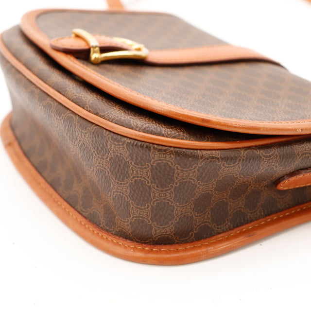 Detail coin superieur sac Celine Macadam cuir caramel — AMANA Vintage