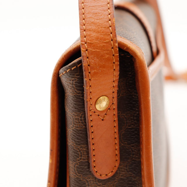 Detail rivet Celine Paris sur la patte de fermeture cuir caramel — AMANA Vintage