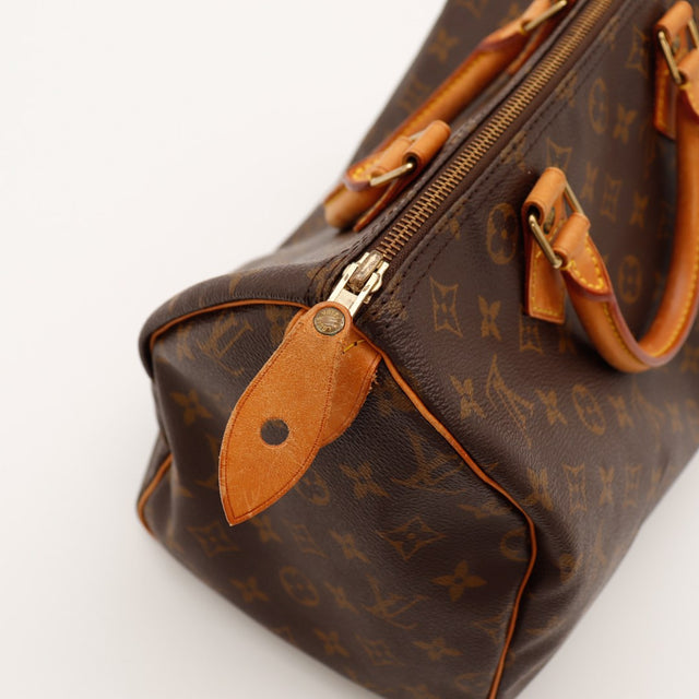 Détail coin supérieur Louis Vuitton Speedy 30 zip garnitures cuir — AMANA Vintage
