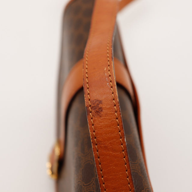 Detail bandouliere cuir caramel sac Celine Macadam avec traces de contact — AMANA Vintage