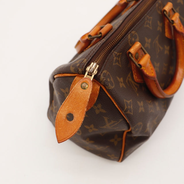Détail d'une languette latérale Louis Vuitton Speedy 25 Toile Monogramme occasion authentique — AMANA Vintage