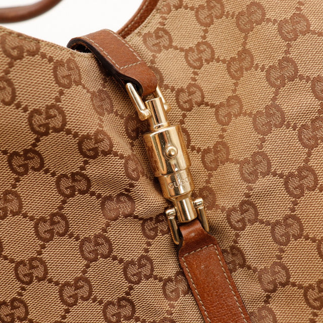 Detail fermoir Jackie piston lock dore Gucci New Jackie canvas GG — AMANA Vintage
