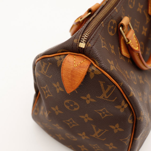 Gros plan coin supérieur Louis Vuitton Speedy 30 attache anse cuir vachette date code — AMANA Vintage