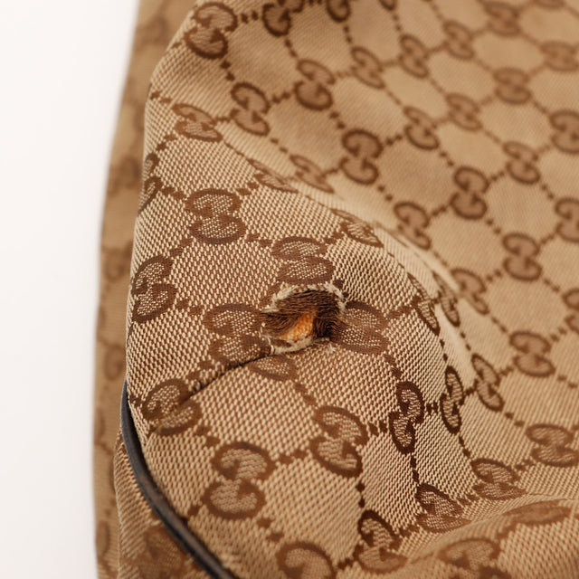 Macro usure canvas Gucci Hobo Web coin inférieur déchirure franche — AMANA Vintage